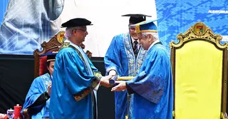 ইউকেএম থেকে সম্মানসূচক ডক্টরেট ডিগ্রি পেলেন ড. মুহাম্মদ ইউনূস